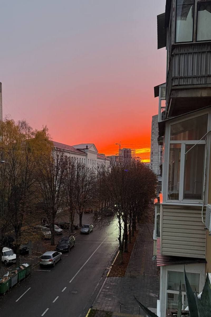 Багряний захід сонця "ховається" між багатоповерхівками «Агінь»: дніпряни 28 жовтня спостерігали неймовірний захід сонця 6