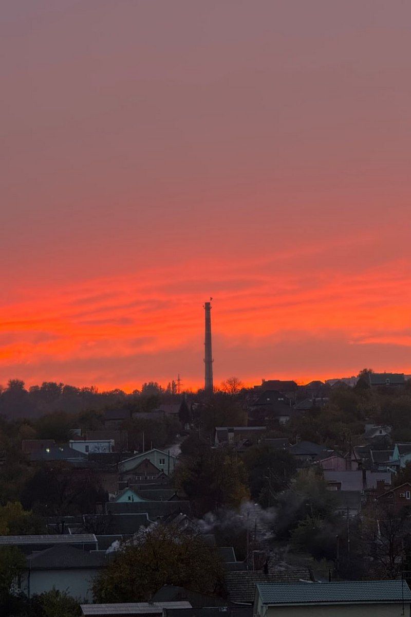 Краса у симетрії «Агінь»: дніпряни 28 жовтня спостерігали неймовірний захід сонця 14