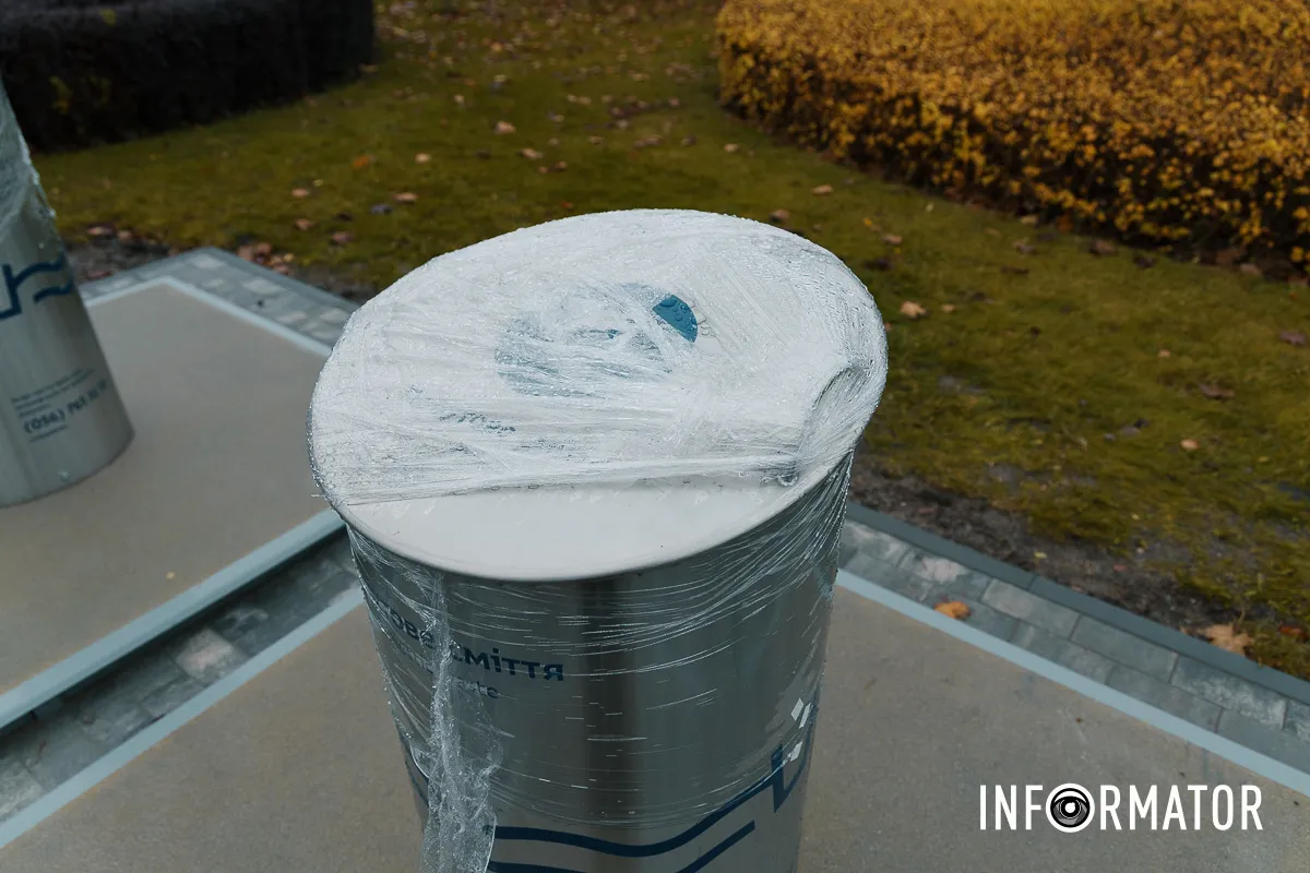 Складається такий бак з кришки, бетонної основи та пластикового контейнера  У Дніпрі уздовж Набережної Перемоги почали встановлювати “золоті” підземні баки 5