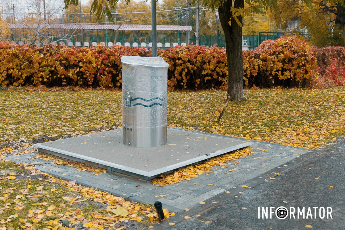 На монтаж баків витратили понад 9 мільйонів гривнеь У Дніпрі уздовж Набережної Перемоги почали встановлювати “золоті” підземні баки 7