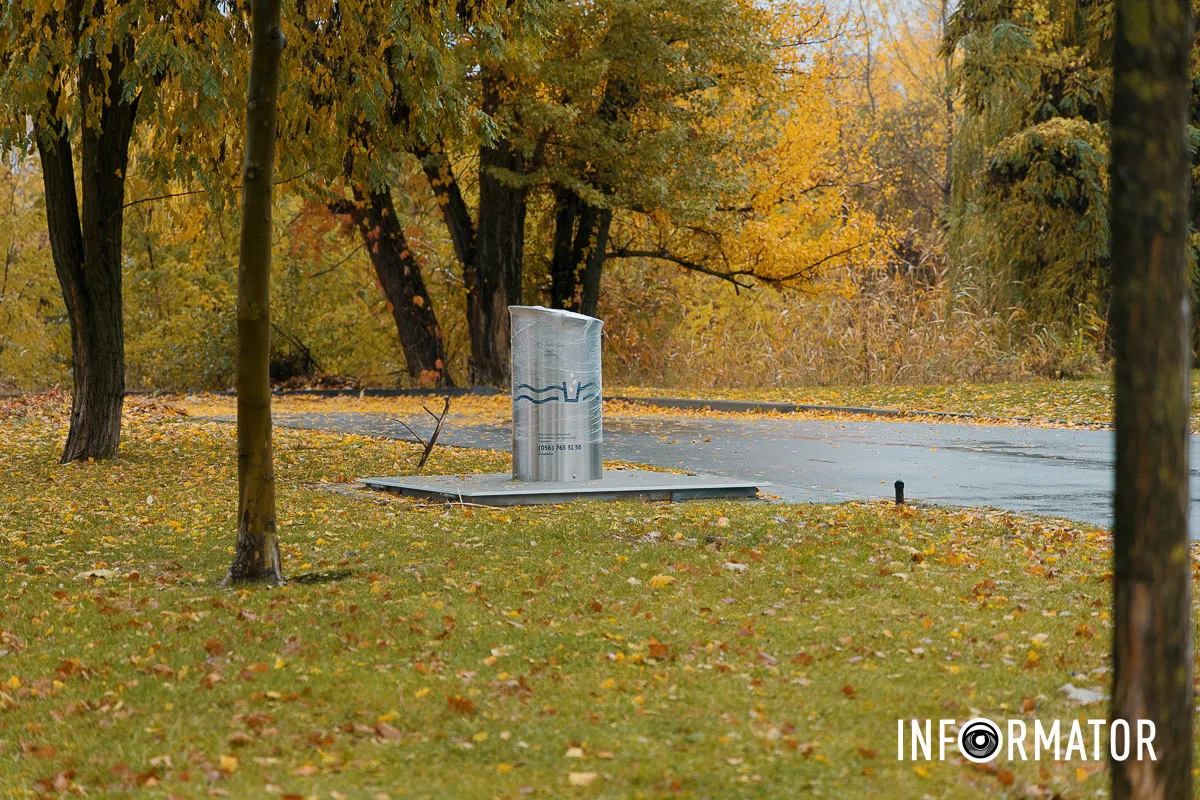 Інформатор писав, скільки коштує один такий бак У Дніпрі уздовж Набережної Перемоги почали встановлювати “золоті” підземні баки 4