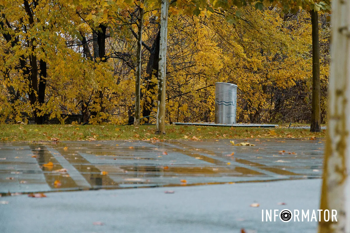 На фоні жовтого листя У Дніпрі уздовж Набережної Перемоги почали встановлювати “золоті” підземні баки 8