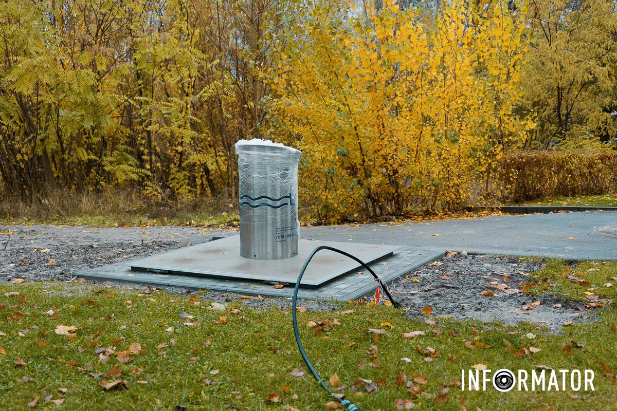 На металевій кришці бака є логотип Дніпра У Дніпрі уздовж Набережної Перемоги почали встановлювати “золоті” підземні баки 9