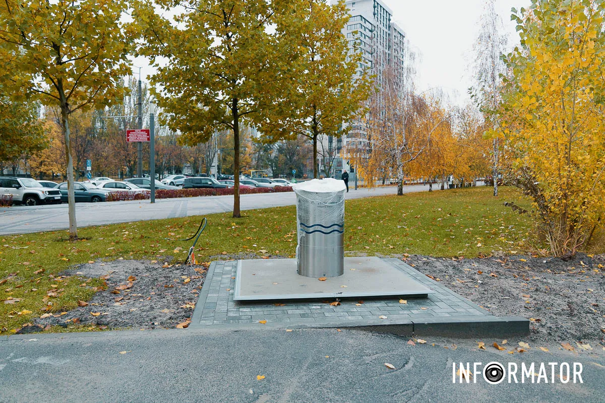 Стоять для краси У Дніпрі уздовж Набережної Перемоги почали встановлювати “золоті” підземні баки 3