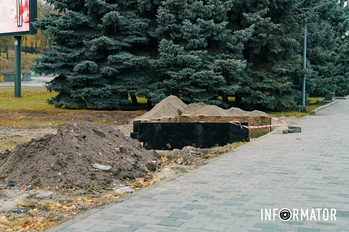 В процесі встановлення У Дніпрі уздовж Набережної Перемоги почали встановлювати “золоті” підземні баки 10