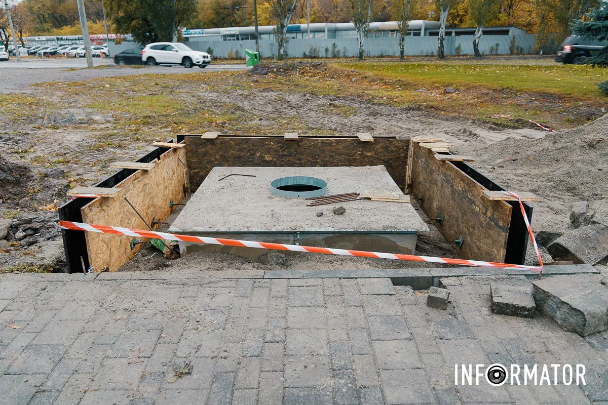 Знаходиться поблизу Мерефо-Херсонського мосту У Дніпрі уздовж Набережної Перемоги почали встановлювати “золоті” підземні баки 11