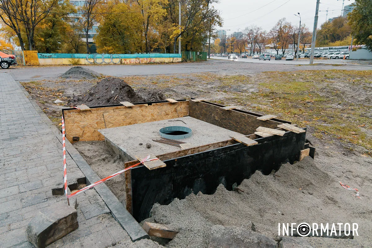 Невдовзі роботи мають завершити У Дніпрі уздовж Набережної Перемоги почали встановлювати “золоті” підземні баки 12