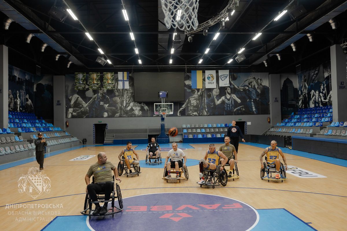 . У складі збірної ветерани, які пройшли бойовий шлях та реабілітацію після тяжких поранень У Дніпропетровській області новостворена команда з баскетболу на кріслах колісних зібралась на перше тренування 5