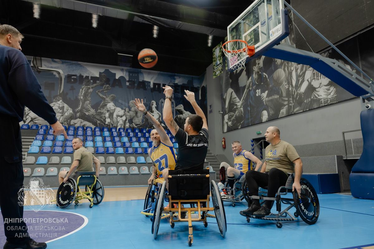 У спорткомплексі "Шинник" У Дніпропетровській області новостворена команда з баскетболу на кріслах колісних зібралась на перше тренування 6