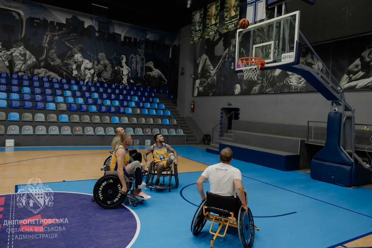 Мета - підготуватися й виступити на змаганнях У Дніпропетровській області новостворена команда з баскетболу на кріслах колісних зібралась на перше тренування 8