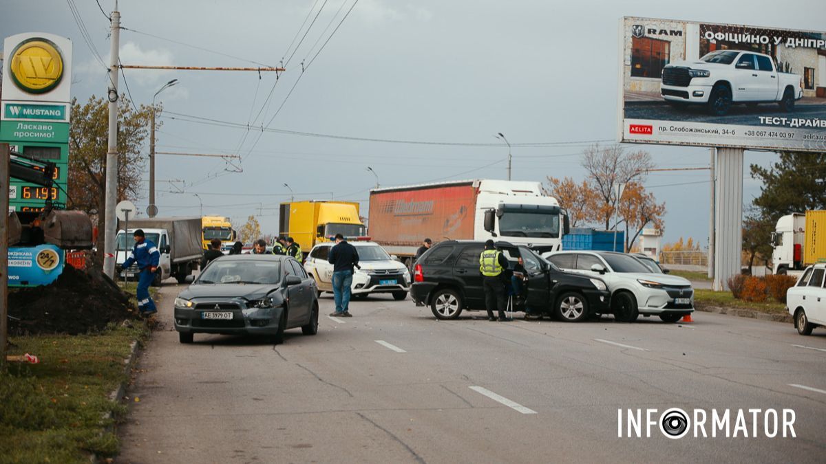 У Дніпрі на Набережній Заводській біля заправки WOG Kia зіткнулась з Honda та відлетіла в Mitsubishi: рух ускладнено
