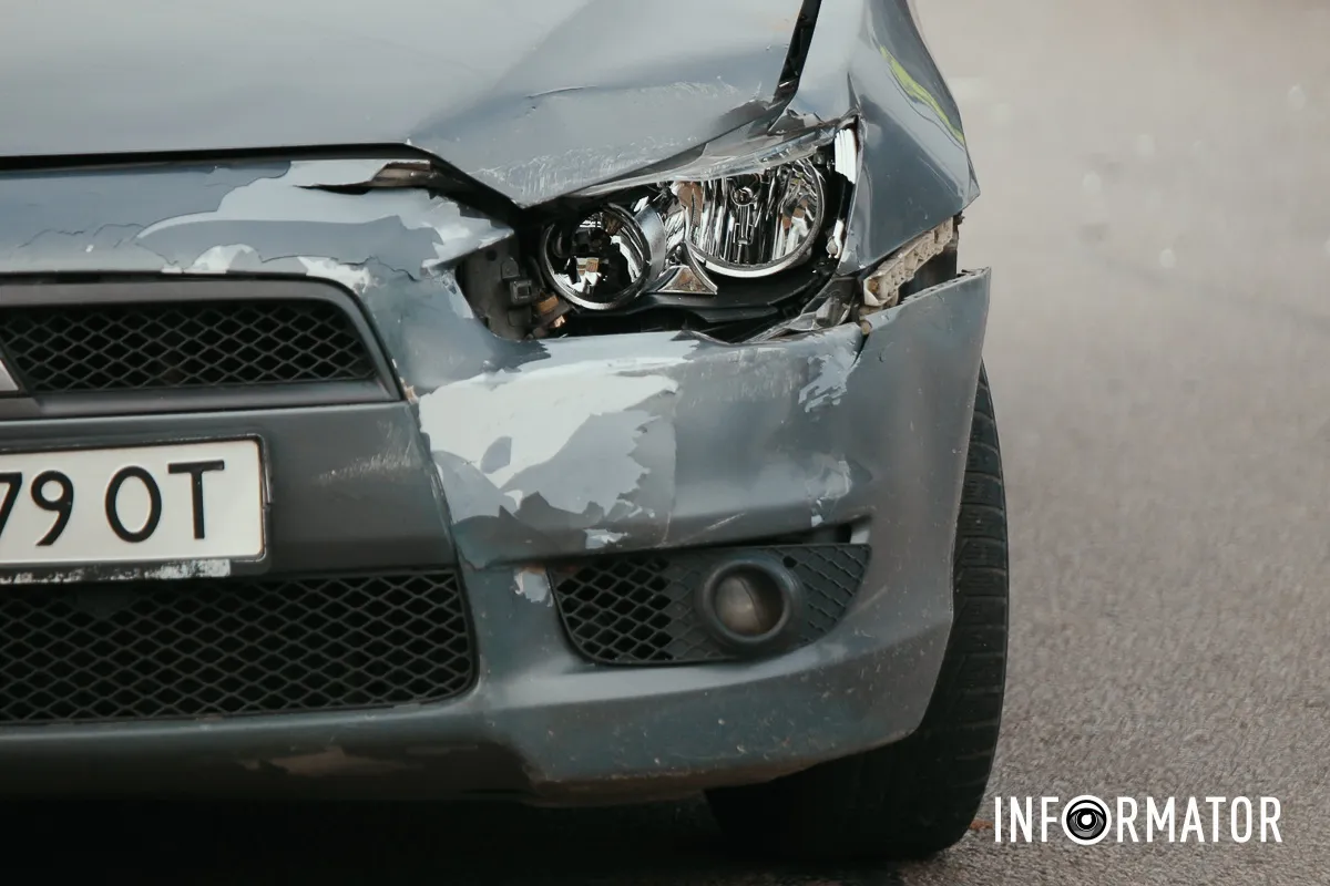 Усі три автівки пошкоджені Усі три автівки пошкоджені