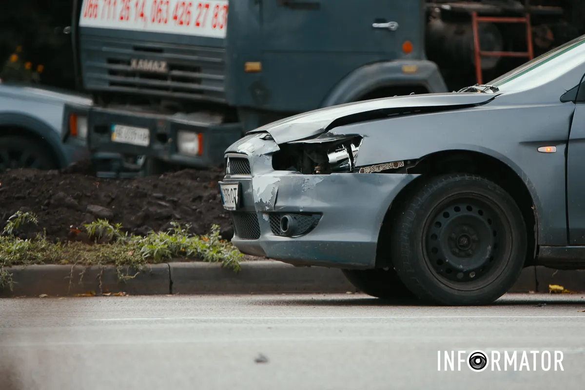 У середу, 29 жовтня, у Дніпрі на Набережній Заводській сталася ДТП У середу, 29 жовтня, у Дніпрі на Набережній Заводській сталася ДТП