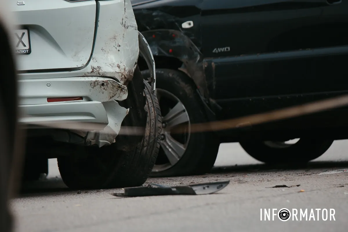 Honda білого кольору, попередньо, їхала в 3-й смузі Honda білого кольору, попередньо, їхала в 3-й смузі