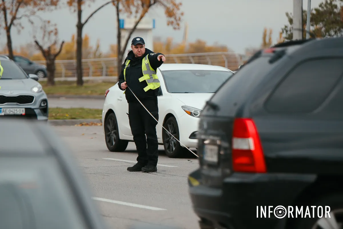 Далі Kia зачепила автомобіль Mitsubishi, який їхав поряд Далі Kia зачепила автомобіль Mitsubishi, який їхав поряд