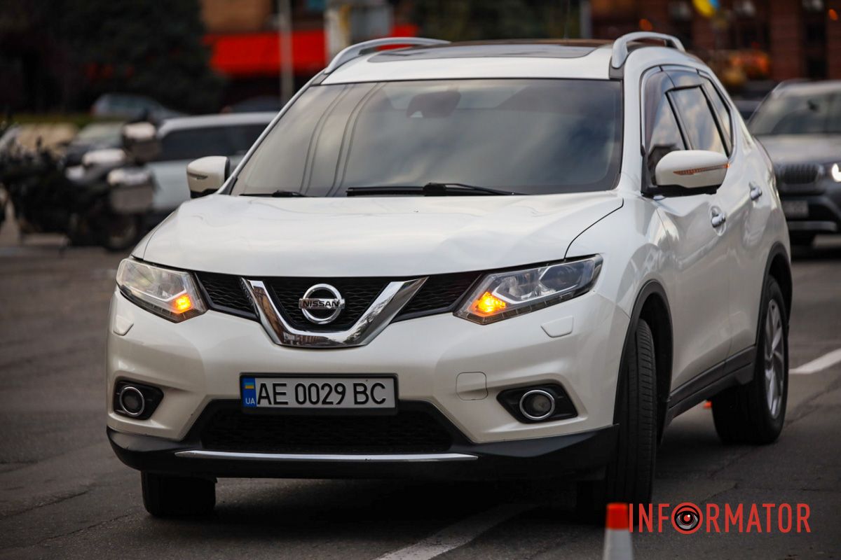 Nissan їхав по Дмитра Яворницького, і в зоні для паркування виконував маневр, аби виїхати на протилежний бік проспекту Nissan їхав по Дмитра Яворницького, і в зоні для паркування виконував маневр, аби виїхати на протилежний бік проспекту