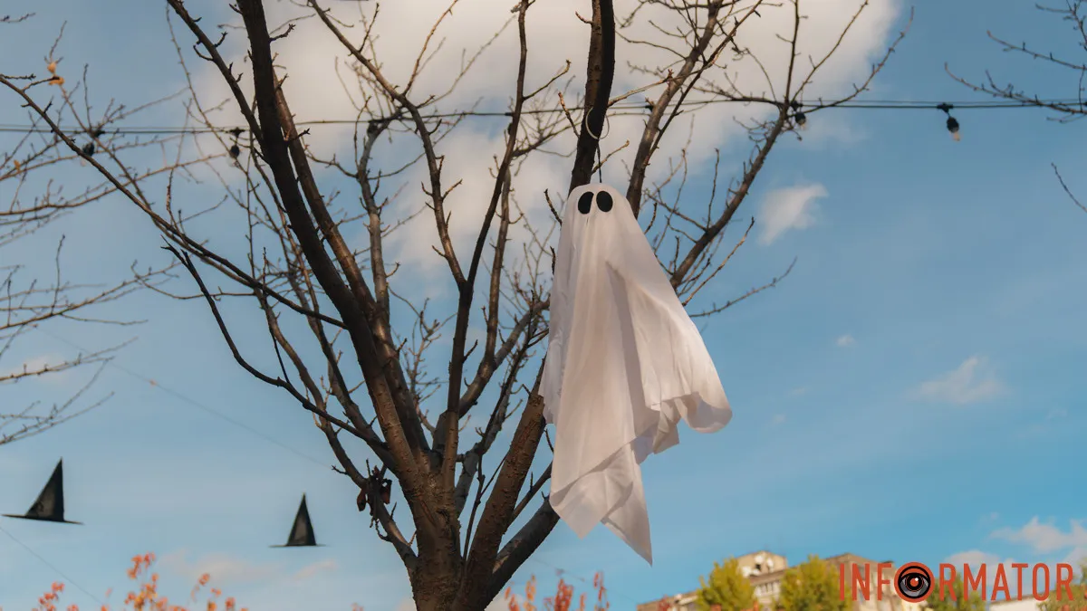 Тыквы, привидения и шляпы ведьмы: в Днепре в сквере Усачева появилась новая фотозона к Хеллоуину