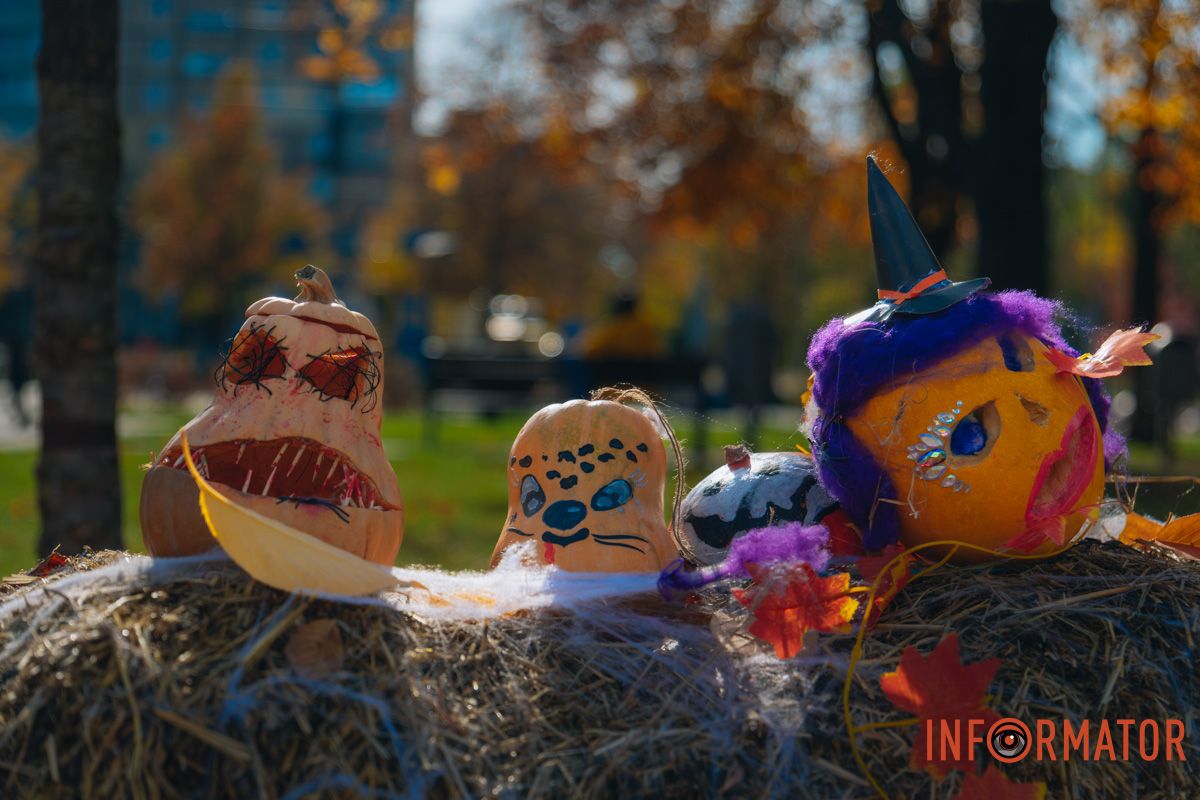 У Дніпрі, у сквері Усачова, облаштували нову фотозону до свята