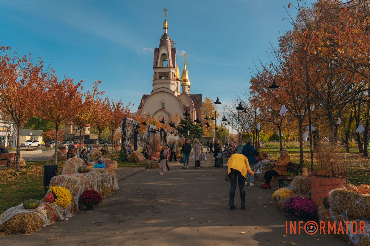 Локація наповнена кольорами