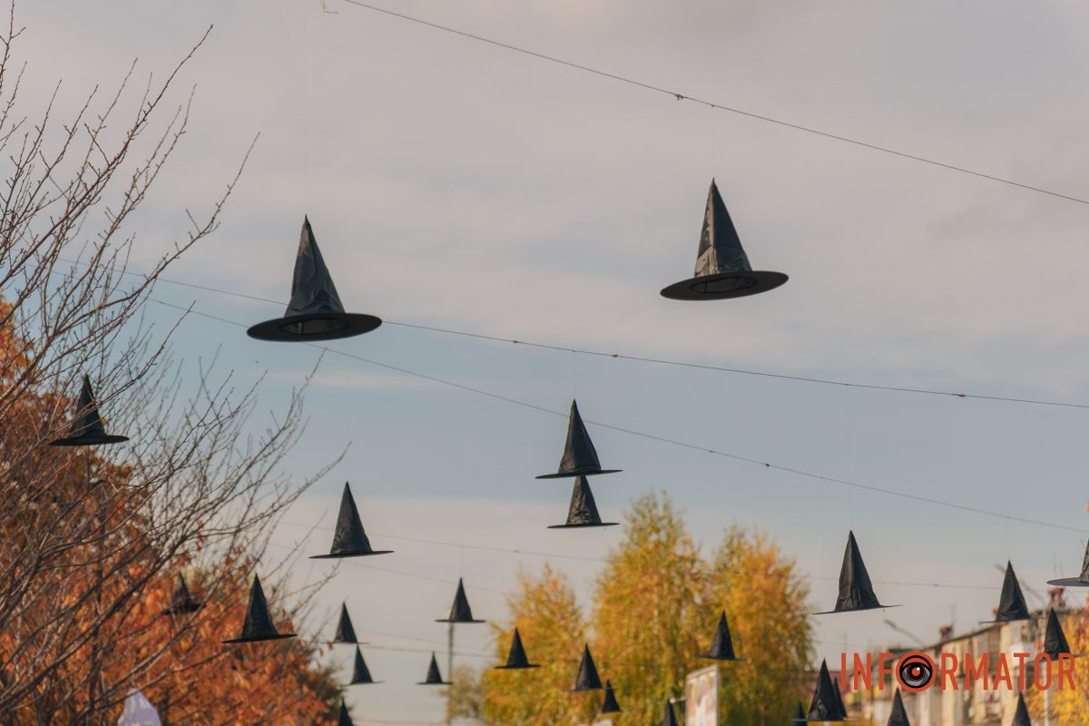 В повітрі зависли відьомські капелюхи