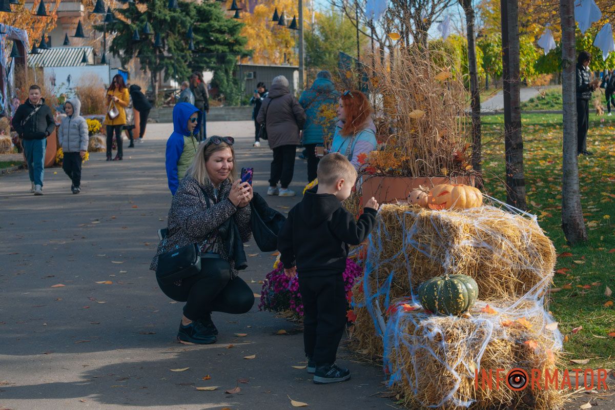 Святкова фотозона в самому серці скверу