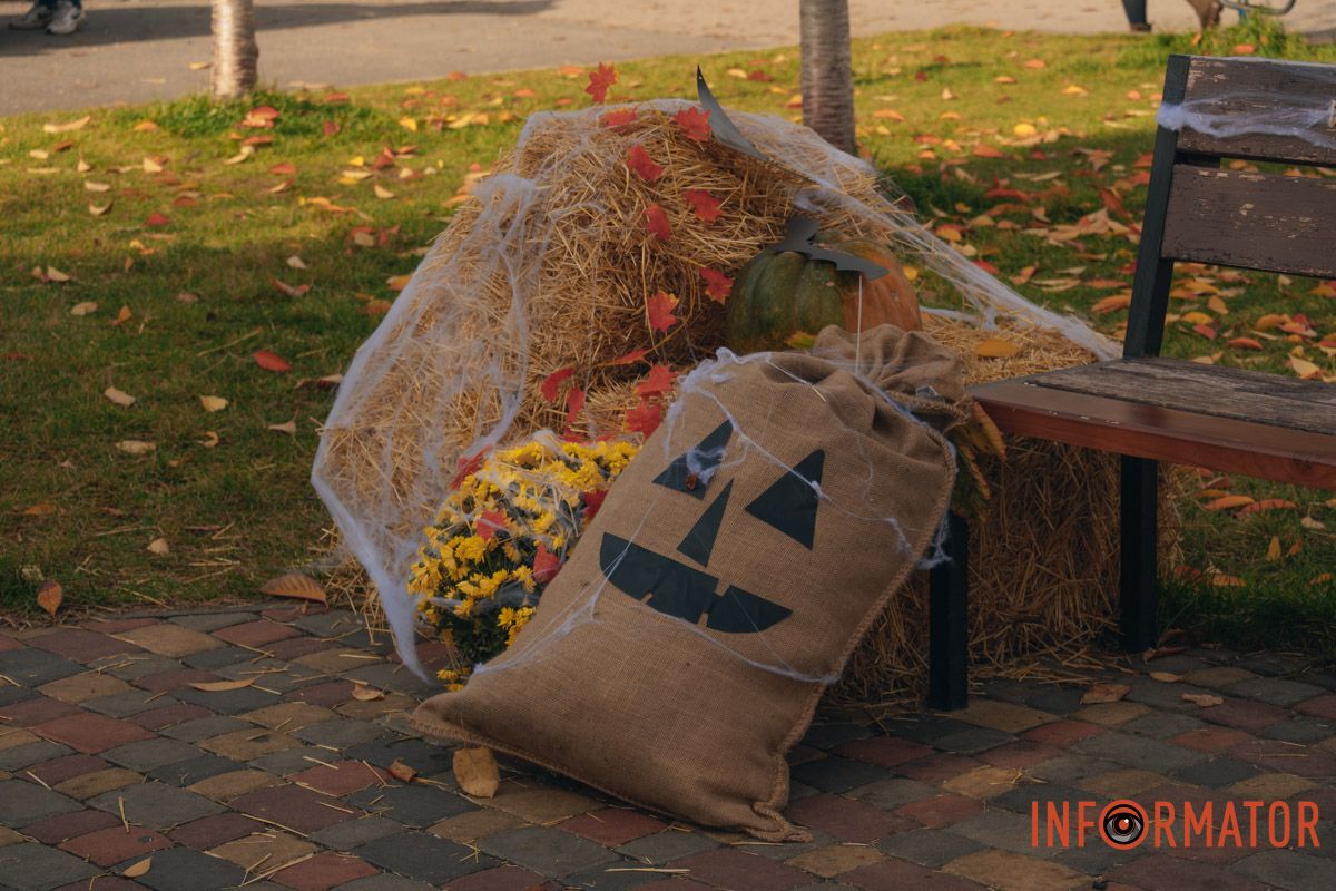 Гарбузи, привиди та відьомські капелюхи: у Дніпрі в сквері Усачова з’явилася фотозона до Геловіну 43