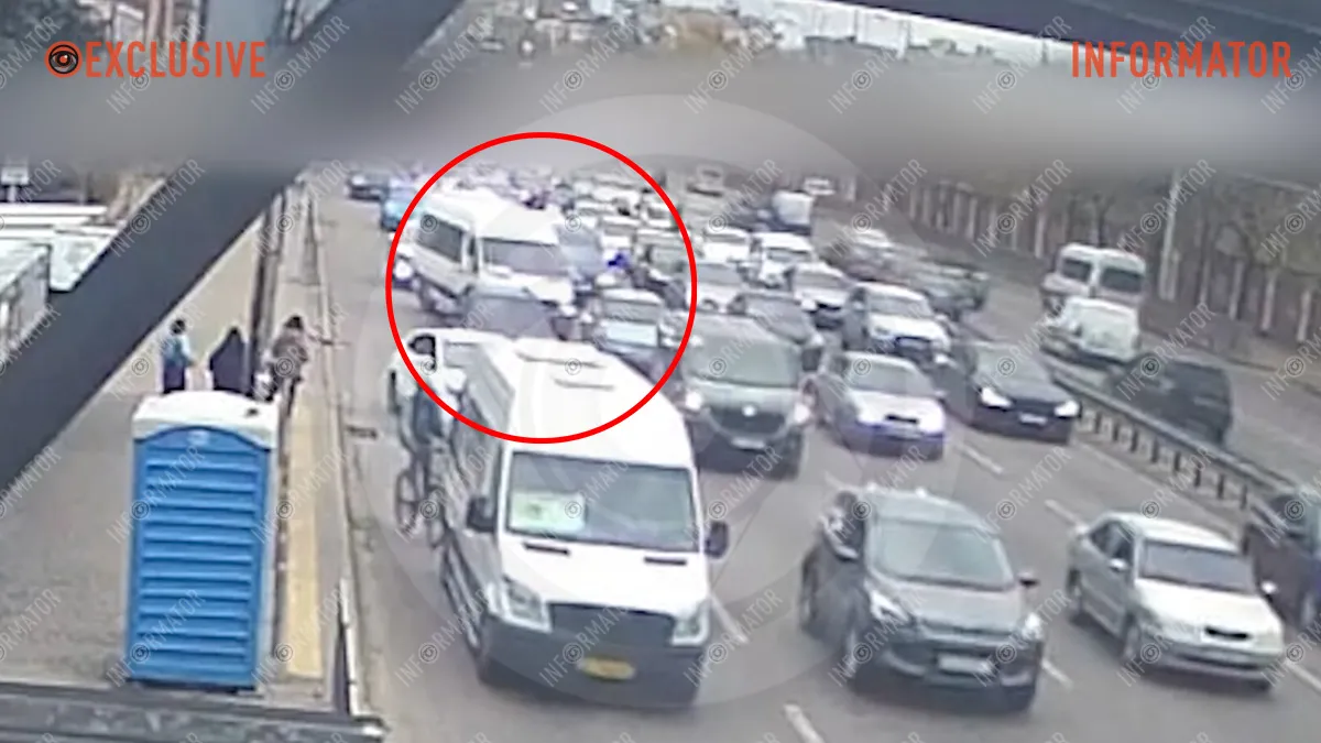 В Днепре на Слобожанском проспекте, возле "Нашей Правды", микроавтобус въехал в Daewoo: образовалась большая пробка