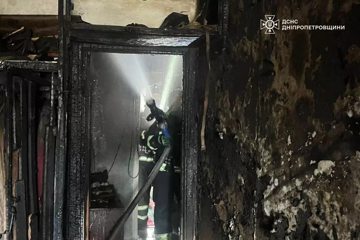 Загорелась квартира на пятом этаже десятиэтажки Загорелась квартира на пятом этаже десятиэтажки