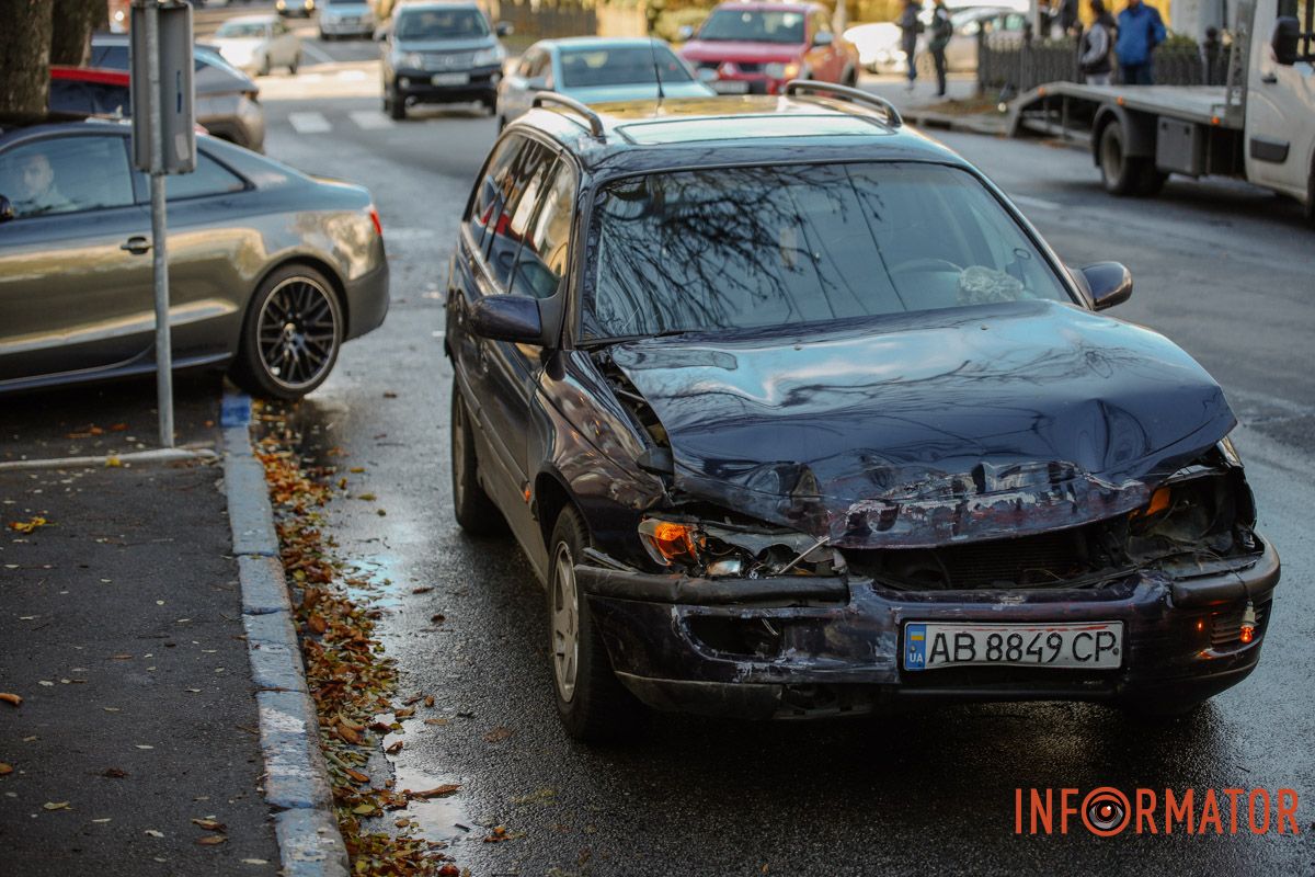 На проспекті Дмитра Яворницького Mitsubishi врізався в Opel На проспекті Дмитра Яворницького Mitsubishi врізався в Opel
