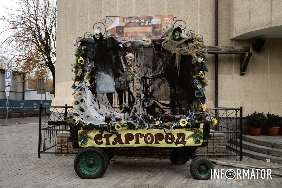 От скелетов к привидениям: Днепр удивляет фотозонами до Геловина 10