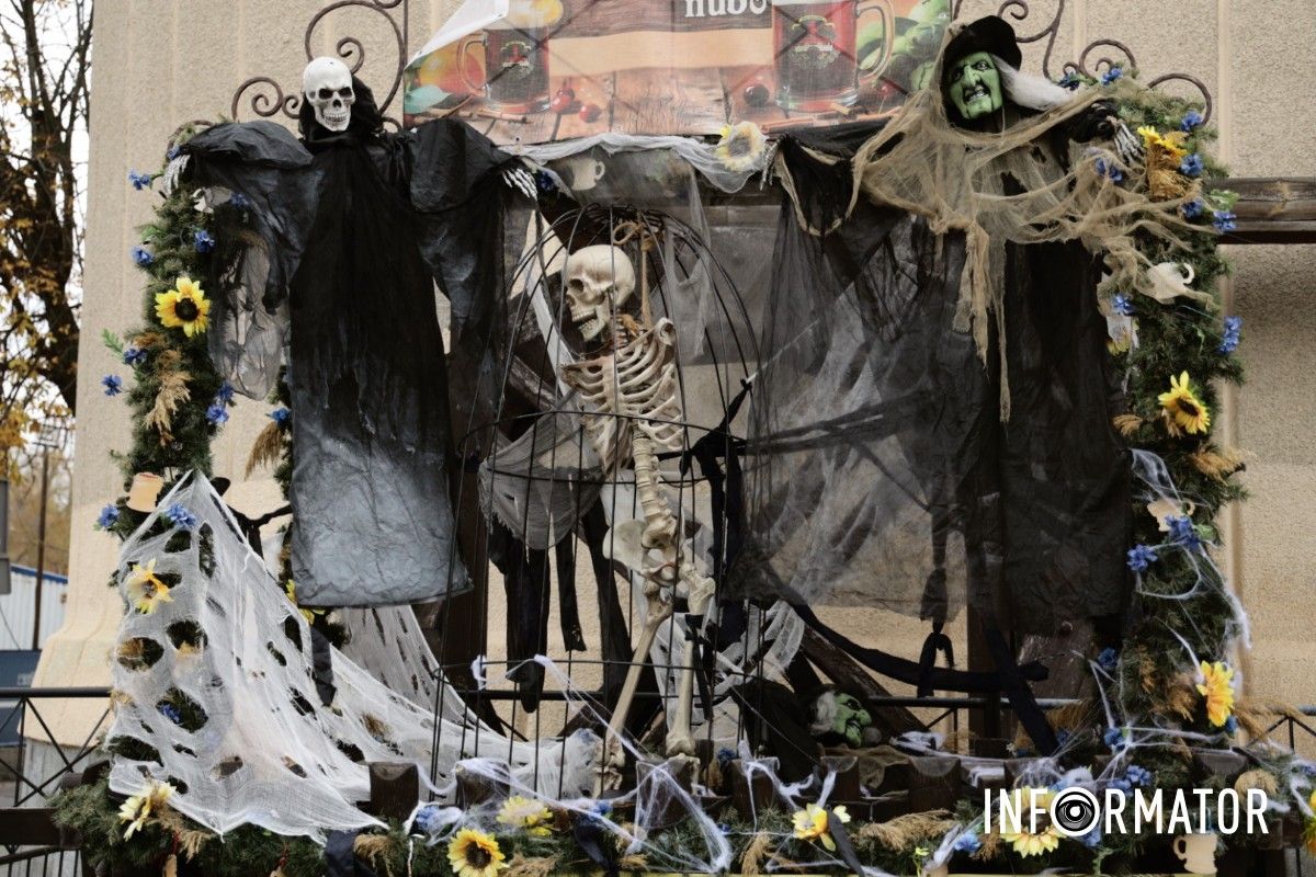 От скелетов к привидениям: Днепр удивляет фотозонами до Геловина 8