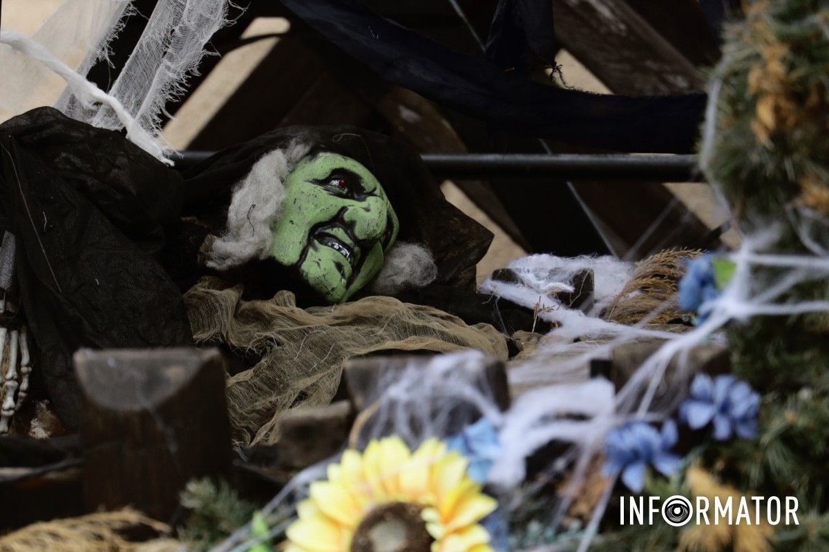От скелетов к привидениям: Днепр удивляет фотозонами к Геловину 6