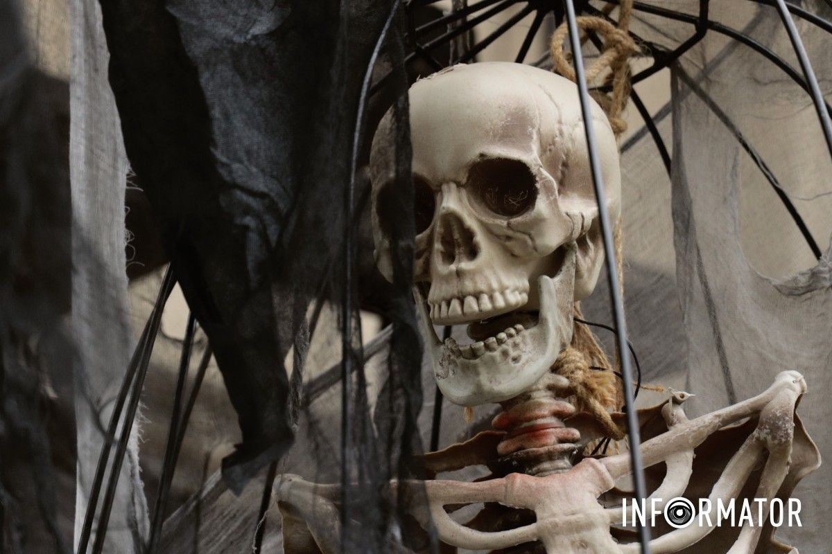 От скелетов к привидениям: Днепр удивляет фотозонами до Геловина 4