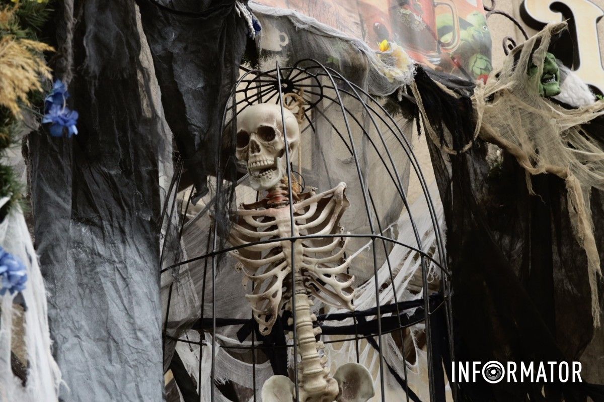 От скелетов к привидениям: Днепр удивляет фотозонами до Геловина 2