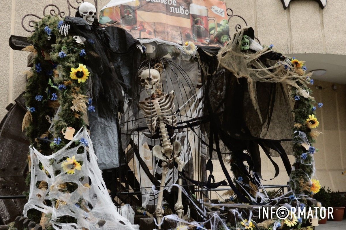 От скелетов к привидениям: Днепр удивляет фотозонами до Геловина 1