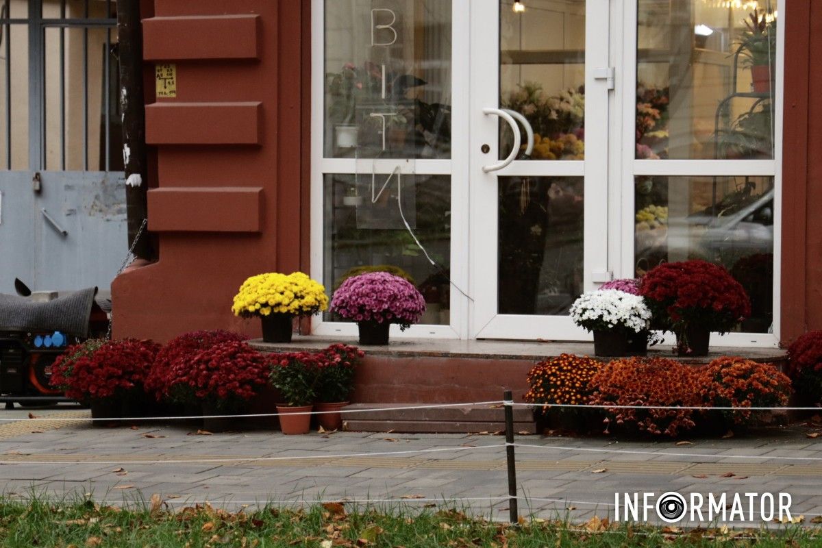 От скелетов к привидениям: Днепр удивляет фотозонами к Геловину 26