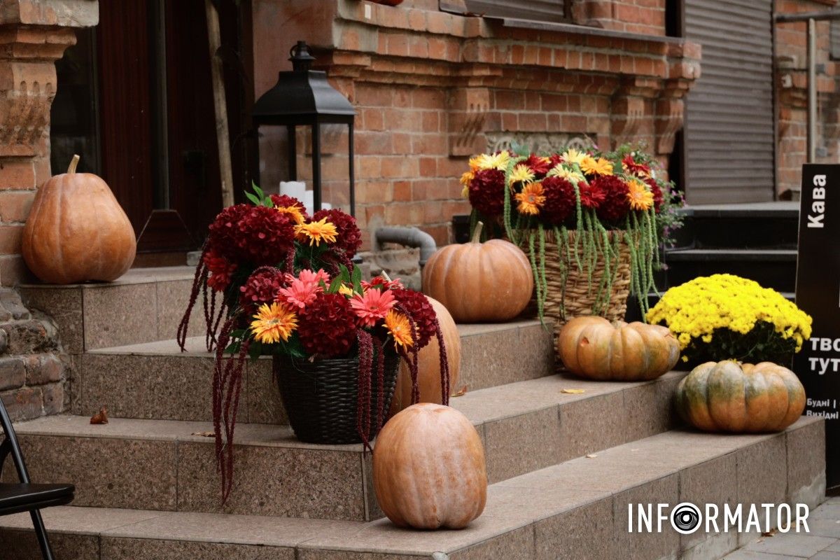 От скелетов к привидениям: Днепр удивляет фотозонами к Геловину 27