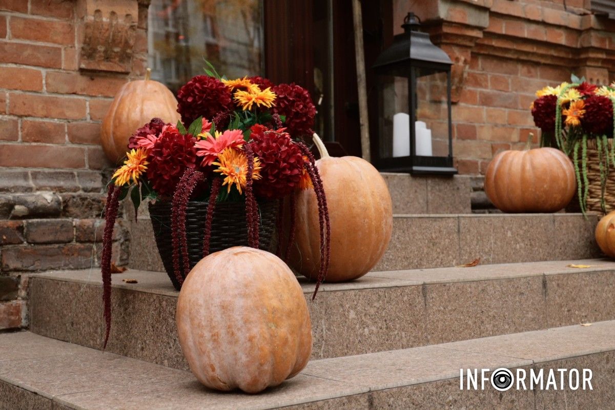 От скелетов к привидениям: Днепр удивляет фотозонами к Галловину 23