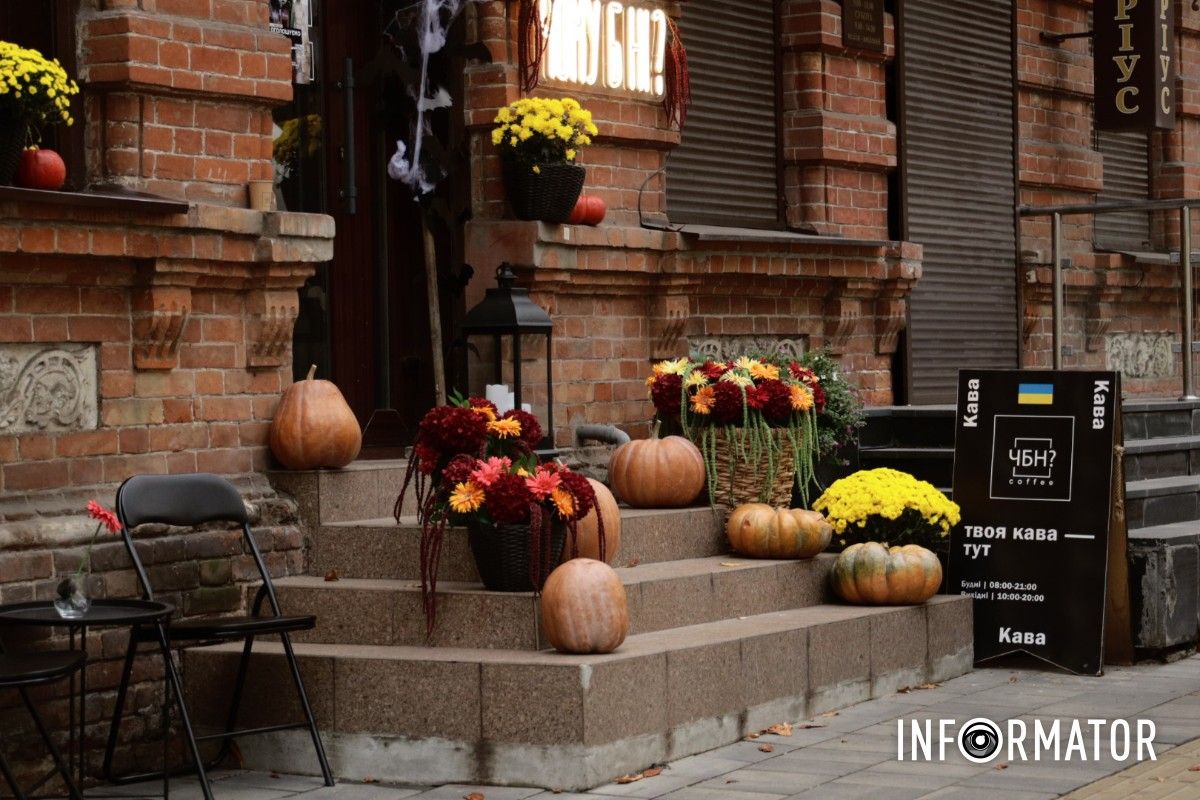 От скелетов к привидениям: Днепр удивляет фотозонами к Геловину 21