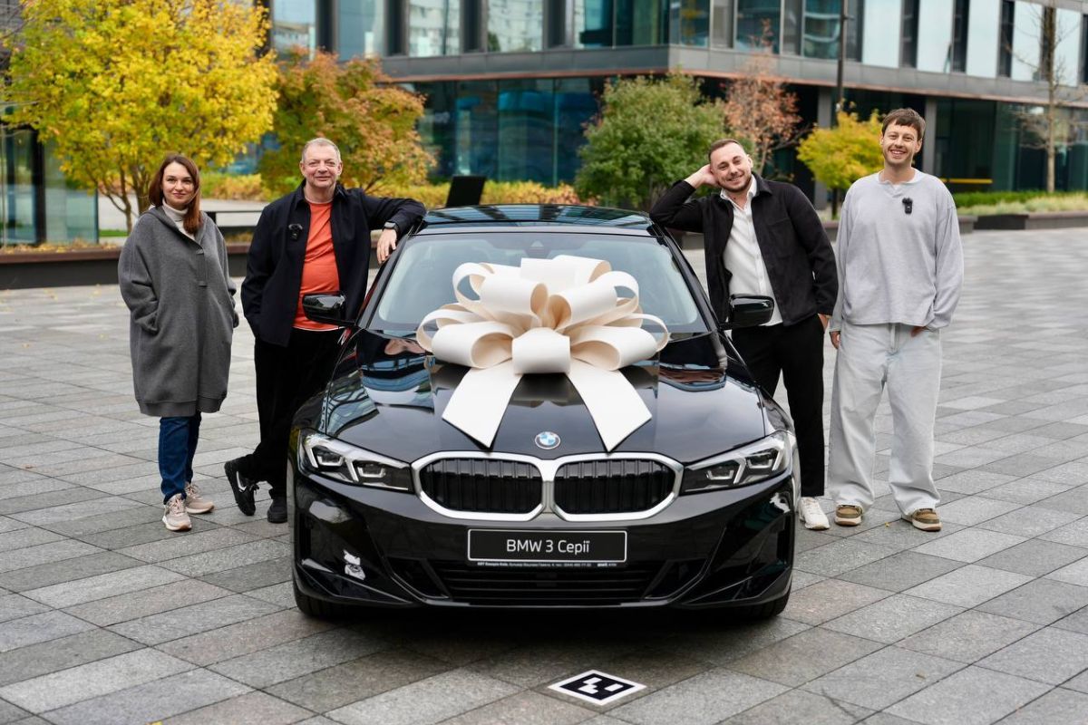 Це чотири автівки, квартиру та чек на мільйон гривень