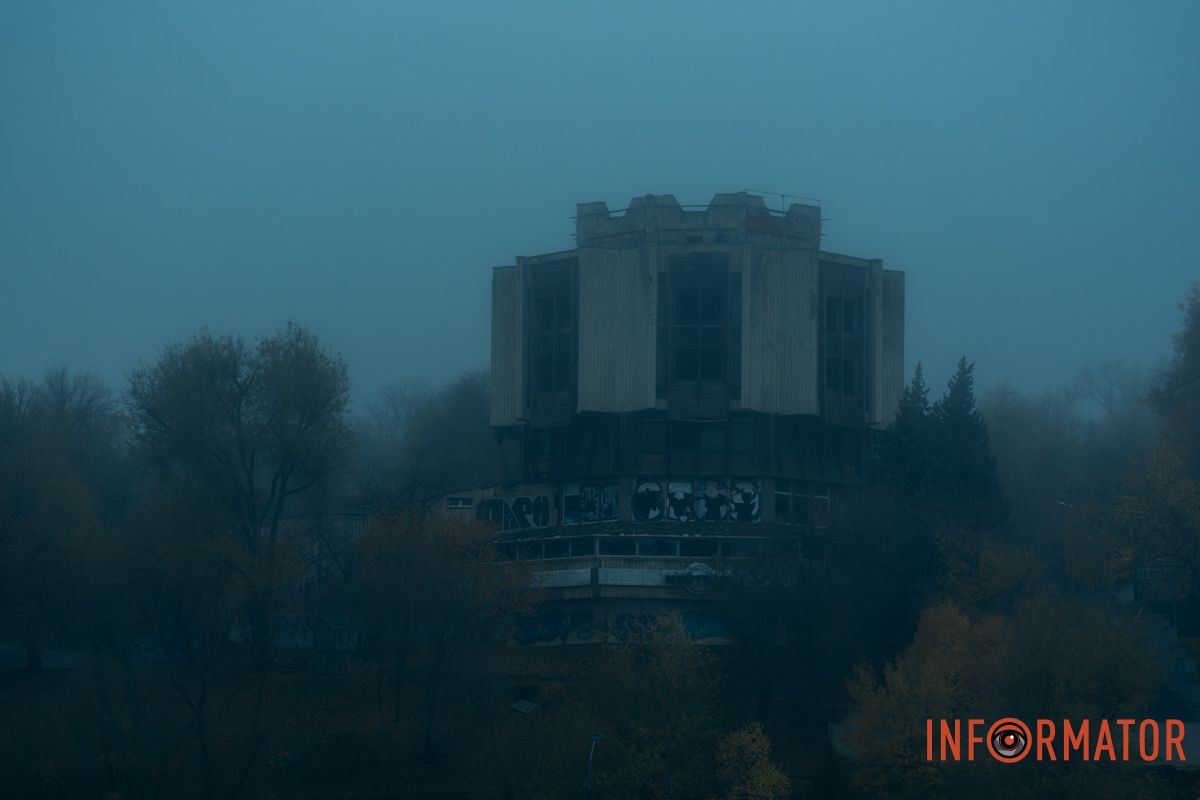 Занедбаний ресторан "Маяк"