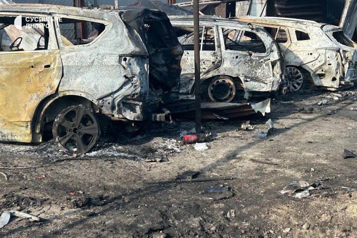 На приватній стоянці для автівок пошкоджені машини