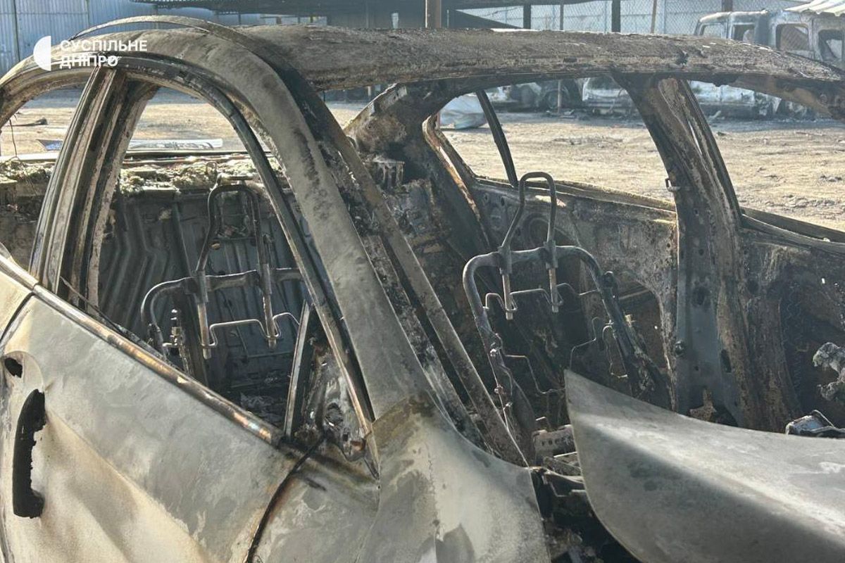 13 автомобілей повністю згоріли