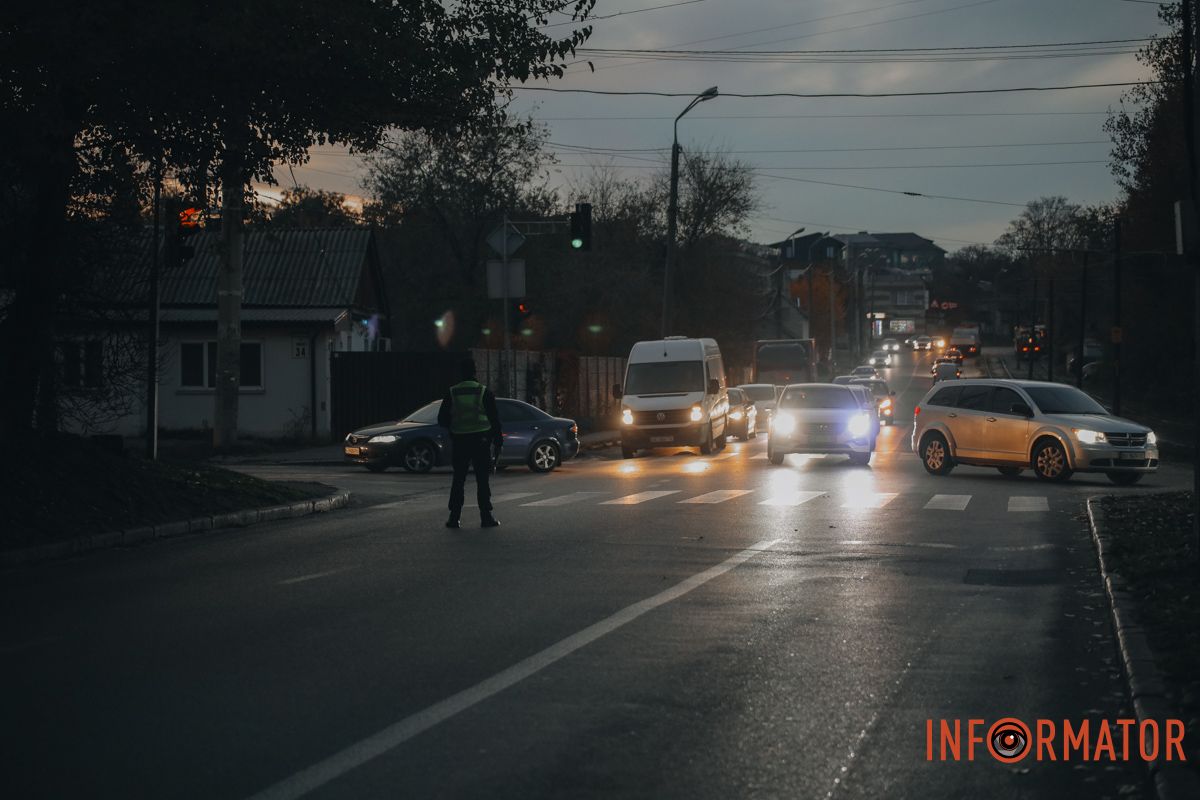 На автомобіль Toyota впали металеві конструкції ДТП 2