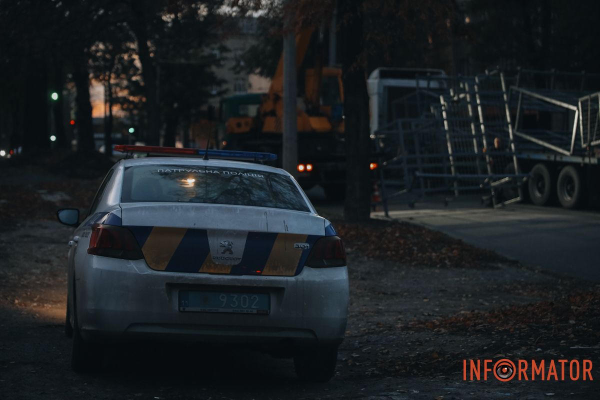 На місці працював автокран, який підняв металеві конструкції на вантажівку ДТП 7