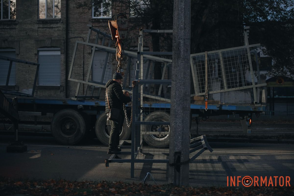 Конструкції з дороги прибирає автокран Конструкції з дороги прибирає автокран