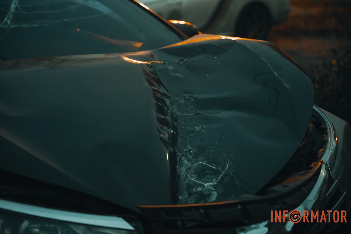 Зігнуло капот Зігнуло капот