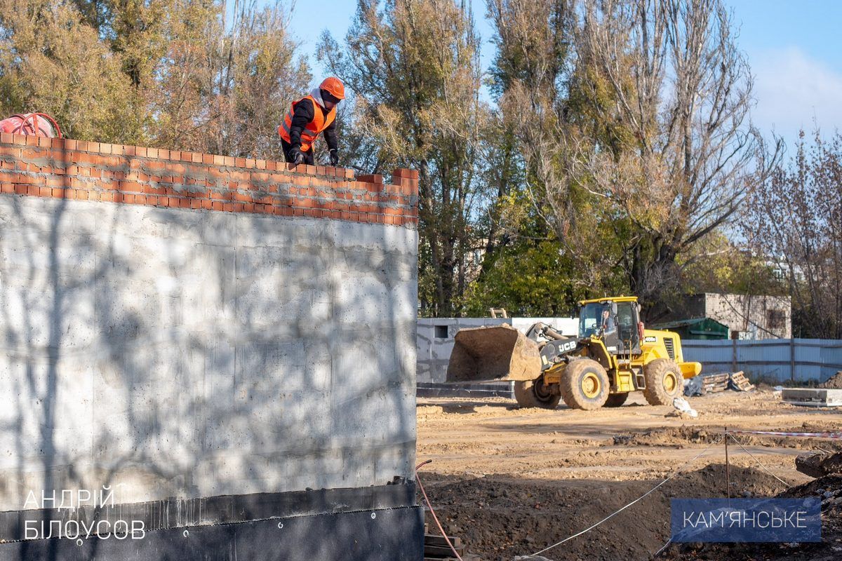 Роботи перебувають на завершальному етапі Міський голова Кам’янського проінспектував хід будівництва укриття для Ліцею №22 2