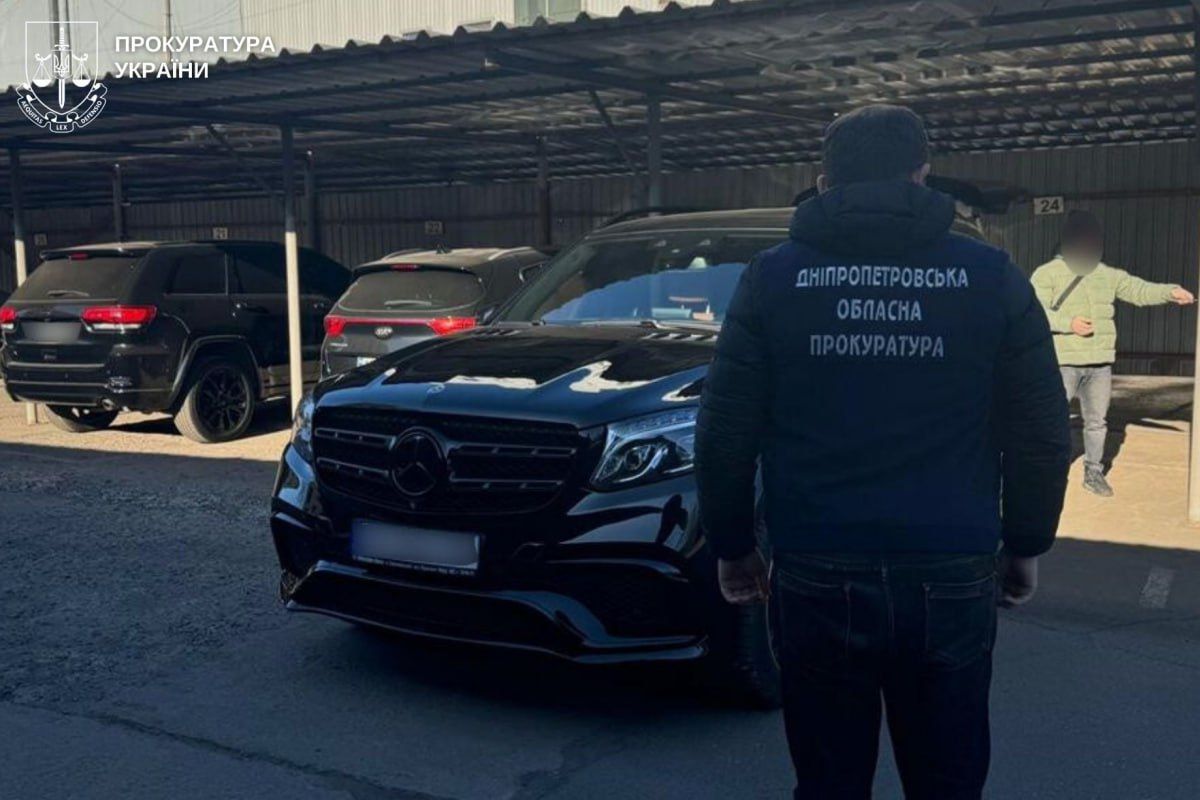 Правоохранители изъяли мобильные телефоны, транспортные средства, травматическое оружие, деньги в разной валюте и документы, имеющие доказательное значение