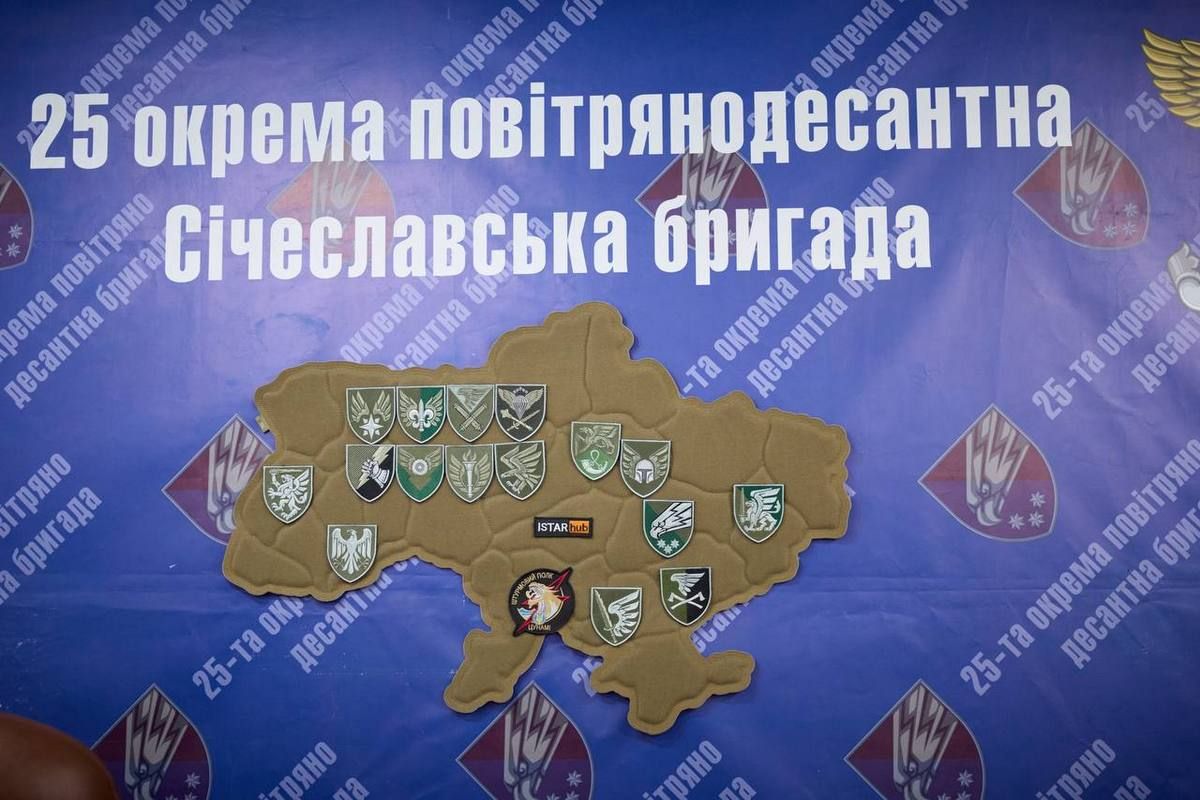 Президент Володимир Зеленський зустрівся з воїнами 25-ї окремої повітрянодесантної Січеславської бригади Президент Володимир Зеленський зустрівся з воїнами 25-ї окремої повітрянодесантної Січеславської бригади